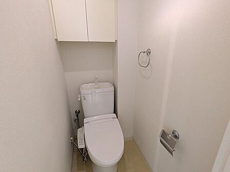 上部収納つきお手洗いで空間をすっきり見せられます◎