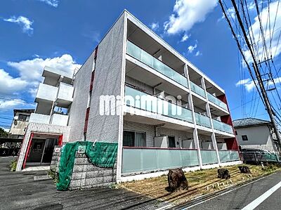 外観：赤が引き立つハイセンスなマンション