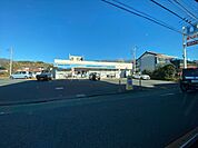 コンビニ「ローソン武蔵村山中央三丁目店まで825m」