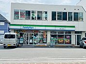 コンビニ「ファミリーマート日野市立病院前店まで526m」