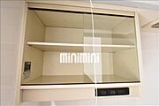 キッチン上部に棚もあります