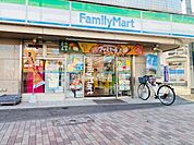 コンビニ「ファミリーマート玉川上水駅南口店まで569m」