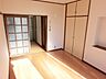 リビング/ダイニング：大きめの収納もあり便利なお部屋です