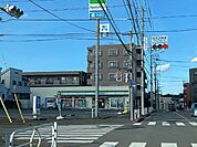 コンビニ「ファミリーマート日野神明店まで590m」