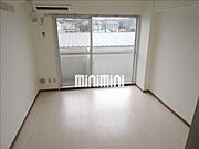 窓が大きく開放感のあるお部屋です。