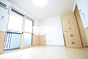 明るくて広々使えるお部屋です。