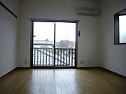 角部屋で広めの洋室。
