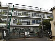 中学校「市立緑中学校まで550m」