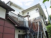 閑静な住宅街に佇むアパートです。