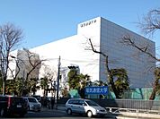 大学「電気通信大学まで990m」