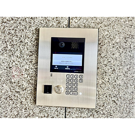 オートロックエントランスのため、鍵を開けずに来訪者とお話できます。