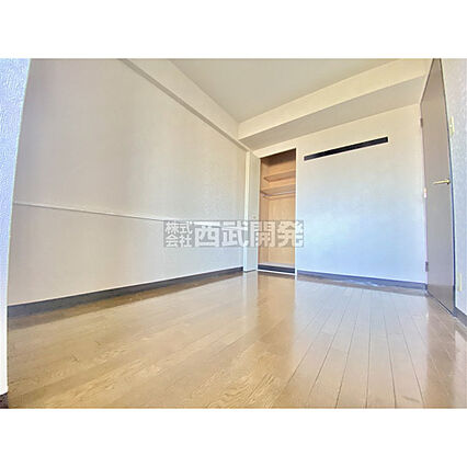 部屋にはクロー...