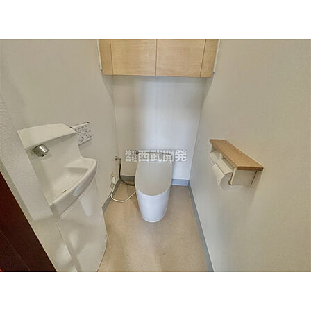 いつも綺麗に清潔に。タンクレス洗浄機能付きトイレです。