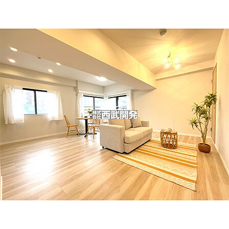 【Livingroom】明るく開放的な空間広がるLDK。室内には陽光が注ぎ込み、爽やかな住空間を演出。ゲストと一緒に料理を楽しみながらホームパーティーで楽しい時間を過ごせそうですね。