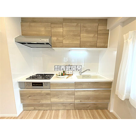 【Kitchen】長い時間滞在するスペースだからこそ、食事準備を楽しい時間に、忙しい時もスムーズに無駄なく作業でき、お手入れも簡単にできるなど、毎日を楽しめるスペースとしました。