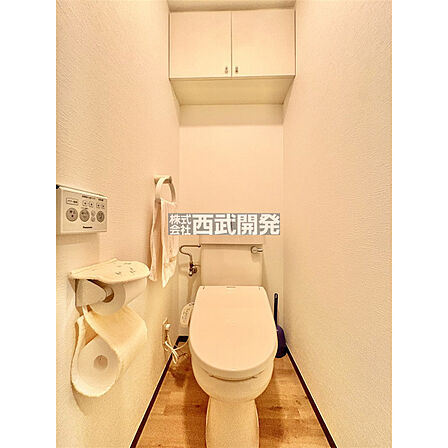 白を基調とした清潔感のある温水洗浄機能付きのトイレはリラックスできる空間です。吊戸棚も付いているのも嬉しいポイントです。