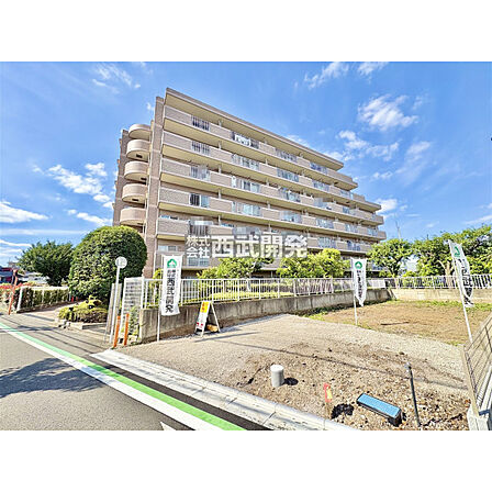 徒歩2分の場所にスーパーがあり、生活のしやすい立地となっております。