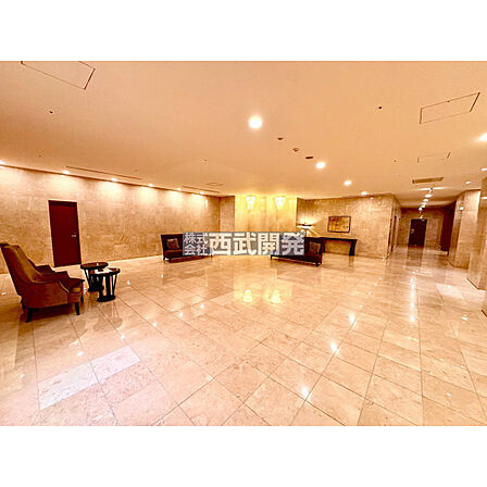 オシャレなエントランスがお出迎え！上質を感じるエントランスホールです！