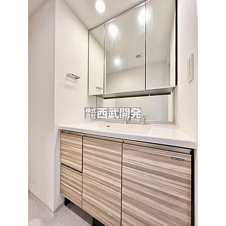 【画像処理により設置されている備品等を消去しております】収納力に優れた三面鏡洗面化粧台は鏡の後ろに整髪剤や歯ブラシなど収納できるのが嬉しいですね。