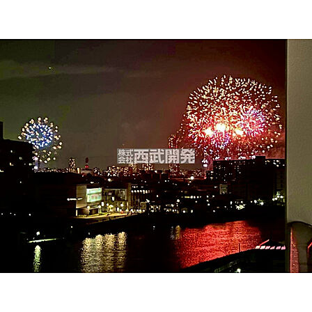 バルコニーからは隅田川の静寂と夏の夜空を彩る大輪の花火が一望できます。