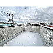 大きな空に囲まれた気持ちのいい家。バルコニーを覗くだけで圧倒的な開放感に包まれます。