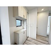 大きなシューズクローゼットは中の棚板が可動式なのでブーツや長靴なども楽々収納できます！