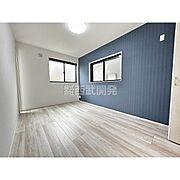 アクセントクロスを使うことによって、お部屋の雰囲気を明るくしています。印象がガラっと変わります。