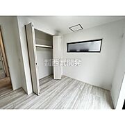 ホワイト調のフローリングと壁紙で明るく清潔感のある居室。お部屋が広く感じられます。