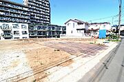 ～現地写真～南側に道路がある為陽当り良好です♪　この陽当たりの良さを現地にて体感してみてください♪　これから区割りブロック工事の施工を行います。