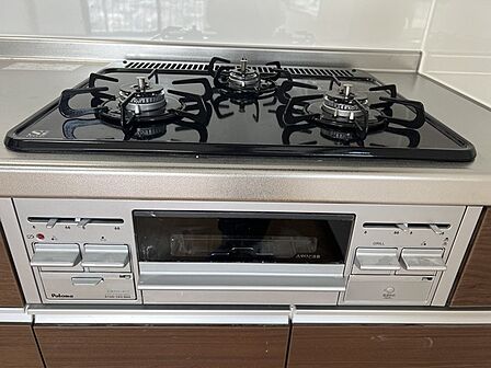 日々の丁寧な暮らしを支える、シンプルで機能的な設備が整った整然とした空間です。