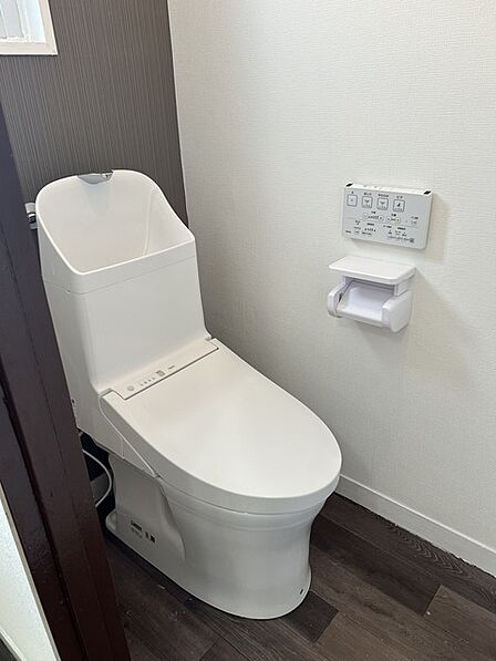 落ち着いた色合いのアクセントクロスが、日々の暮らしに静かな安らぎをもたらす心地よい空間です。
