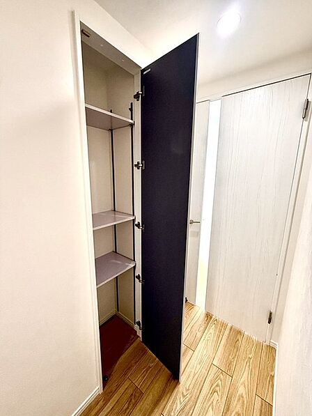 住まいの整えやすさを考えた、無駄のないシンプルな空間構成が暮らしにすっきりとした調和と心地よい余白をもたらします 