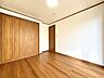 その他：～洋室～・同仕様・　 温かみのある木目調の建具が、心地よい落ち着きを空間に与え、穏やかな時の流れを感じさせます 