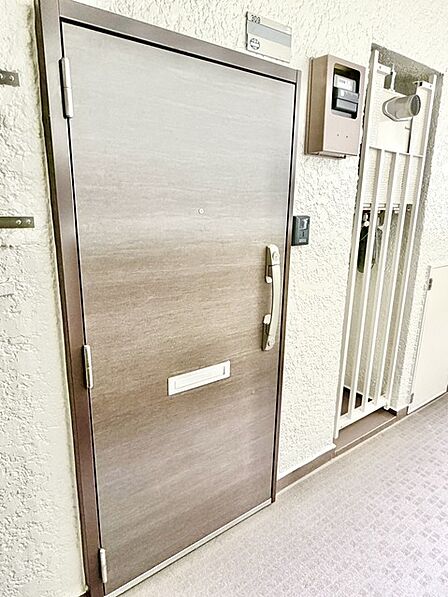 落ち着いた色合いの玄関ドアが、日々の暮らしに静けさと心地よさをもたらす空間です。