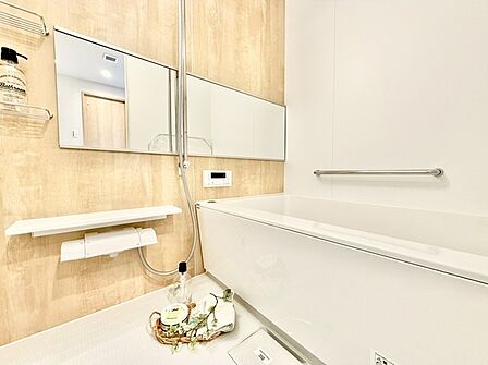 木目の温もりと清潔感が調和する、心身をゆっくりと休めることができる心地よい空間。
