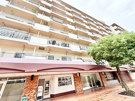 緑豊かな街並みに溶け込む、穏やかな佇まいが心地よい暮らしを予感させます。