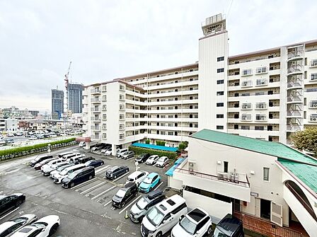 街並みに調和する落ち着いた佇まいと整えられた敷地が心地よい毎日を予感させます
