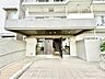 エントランス：落ち着いた佇まいと丁寧な手入れを感じさせる安心感のあるエントランス