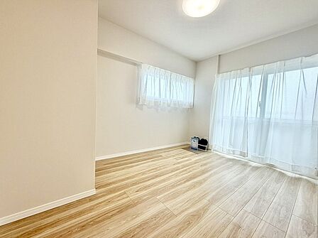 自然な木目の床面が広がり、心がほどけるような穏やかで心地よい雰囲気が漂う空間です。