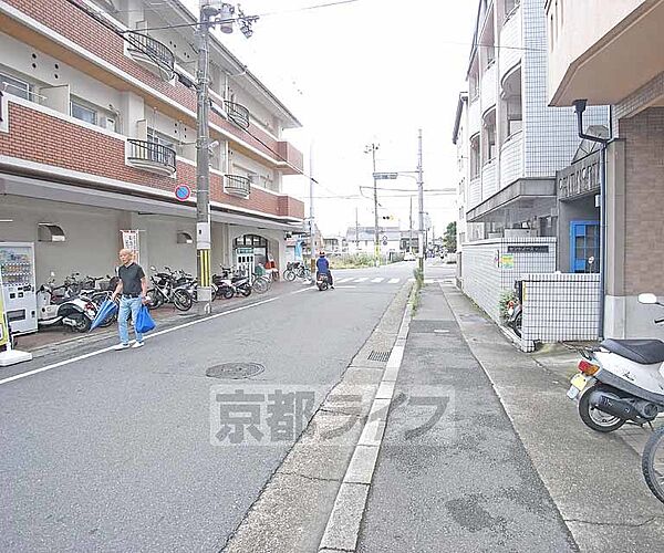 画像23:目の前の道路です。