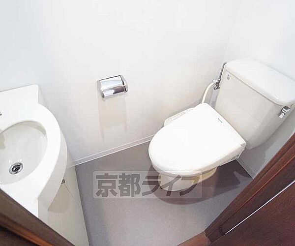 画像8:洗面所が設置された贅沢なトイレです。