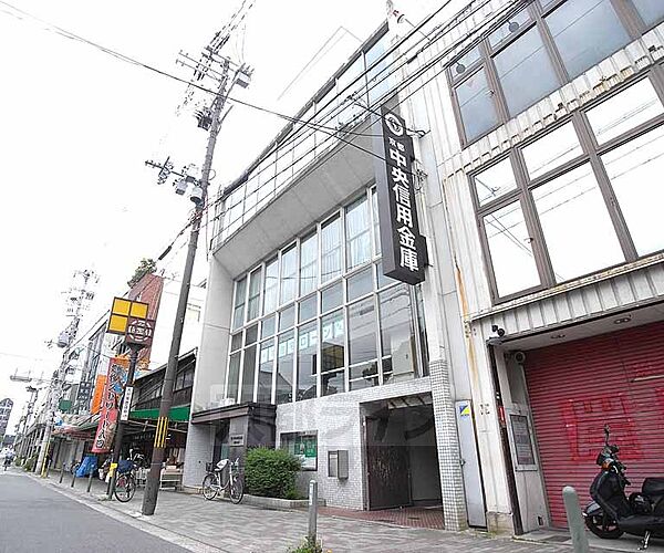 京都中央信用金庫 北野支店まで130m 商店街すぐの生活至便な場所ですよ。