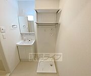 洗濯機置き場です。便利な可変棚収納付きです。