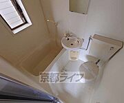 ユニットバスでシンプルかつお手入れしやすいお風呂です。お家賃も抑えることが出来ます。