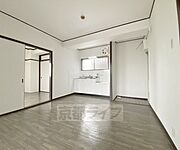 角部屋、南東向きの日当たり良いお部屋です。エレベーター付き、駐輪場は地下ピロティです。