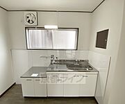 キッチンに窓がり明るいです。