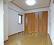 壁一面のクローゼットで収納もばっちりです。