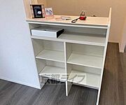 カウンターの収納棚です