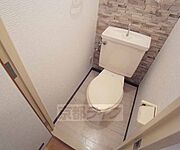 オシャレな壁紙のトイレです・
