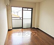 明るい洋室6帖です